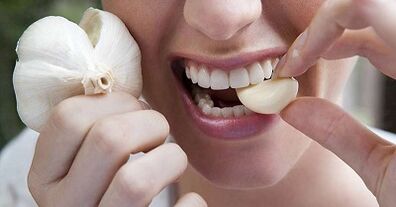Consumption of garlic to treat parasites